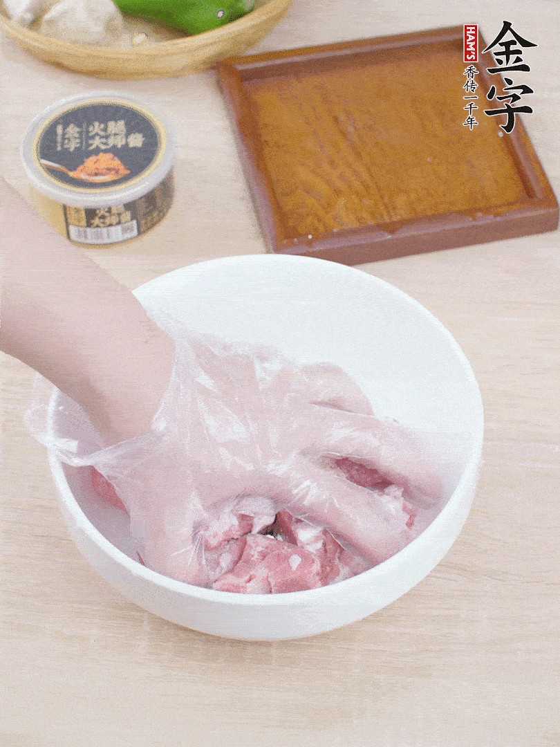 豬小排，加1勺料酒、1勺蠔油、1/3勺白胡椒粉、淀粉，抓拌均勻腌漬30分鐘。青椒去蒂去籽切塊。洋蔥去皮切塊。