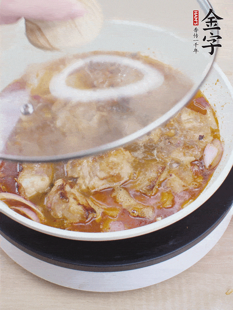 下小排翻炒，加1勺生抽、1點(diǎn)白砂糖和少許水燜2分鐘。