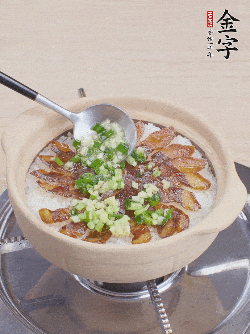 倒蔥姜醬再燜1分鐘。（也可以淋點生抽）