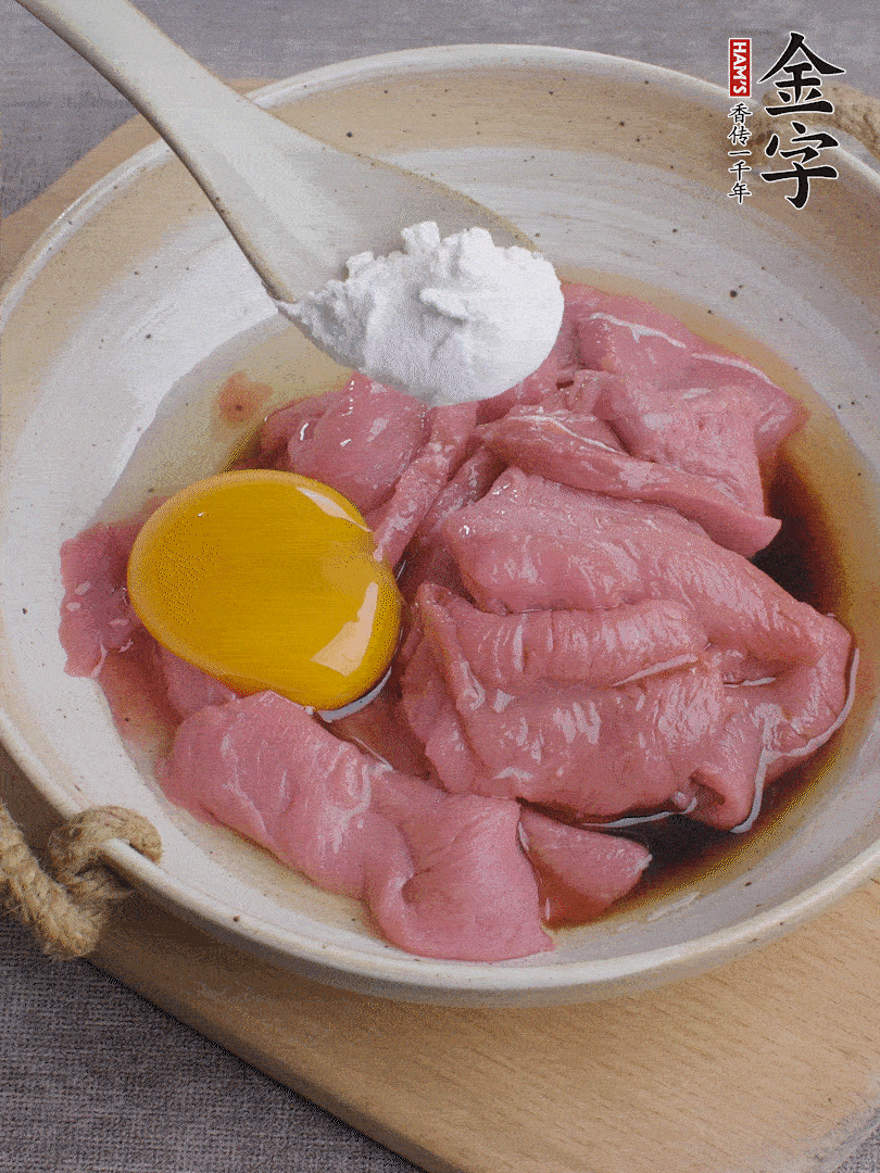 牛肉切片，雞蛋1個、水2勺、料酒1/2勺、生抽1/2勺、生粉1勺腌15分鐘。