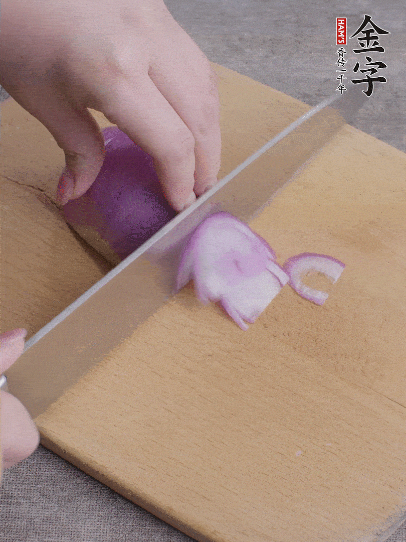 洋蔥切絲、蔥切段。