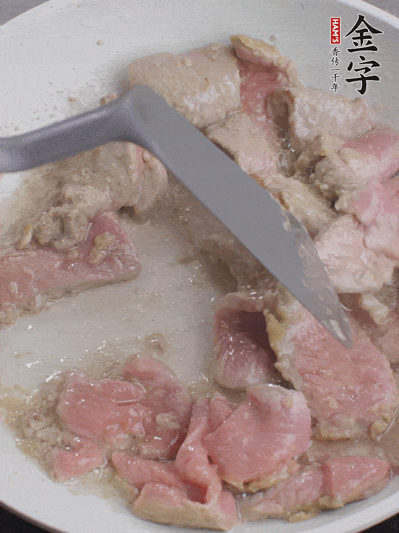 鍋中少油，下牛肉炒至變色。（盛出來）