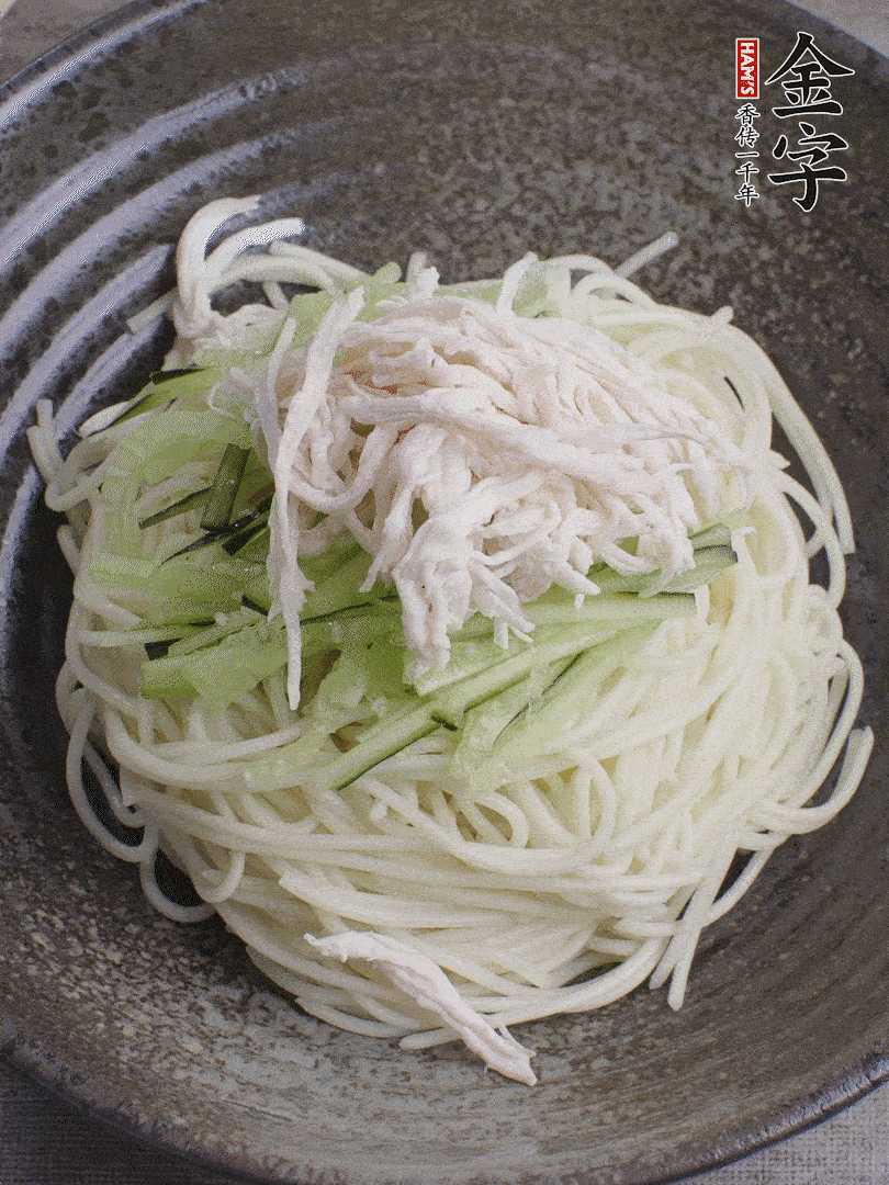堿水面（熟）倒入大碗中，鋪上黃瓜絲、雞絲。