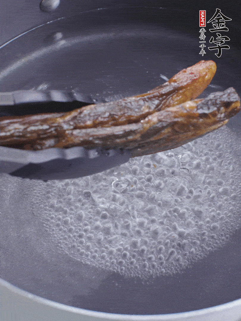 金字醬油肉水煮15分鐘，切薄片。