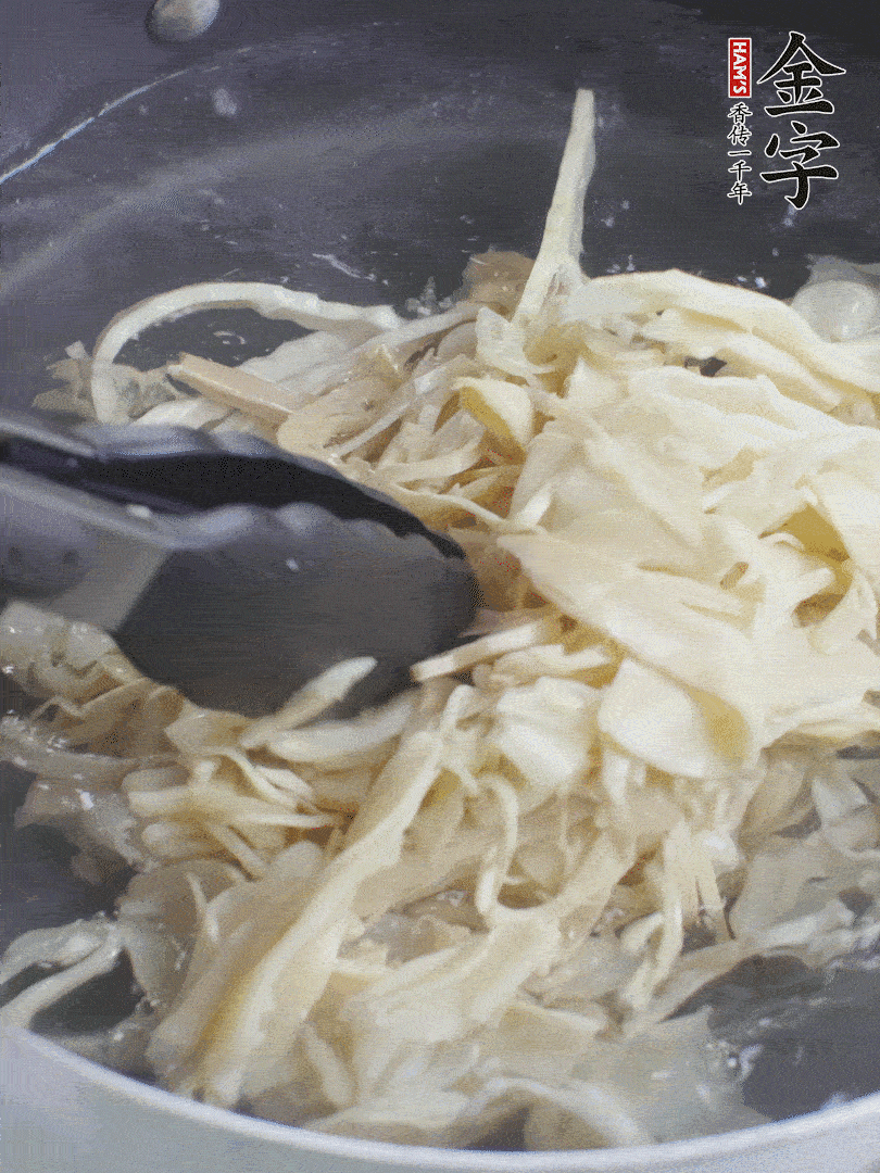 糯米筍焯水1分鐘，過涼水，擠干水份。