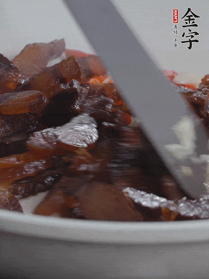 下醬油肉，煸出油脂。