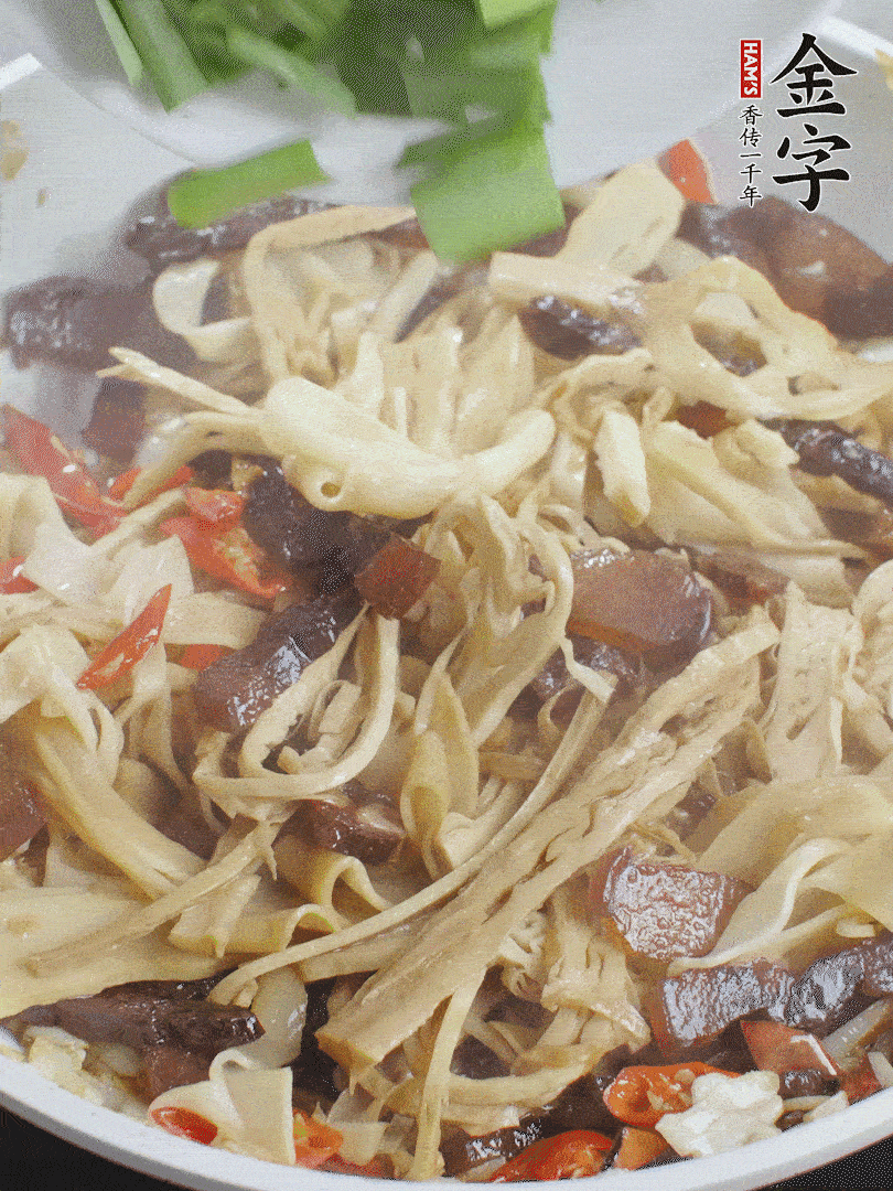 翻炒均勻，下蒜葉。