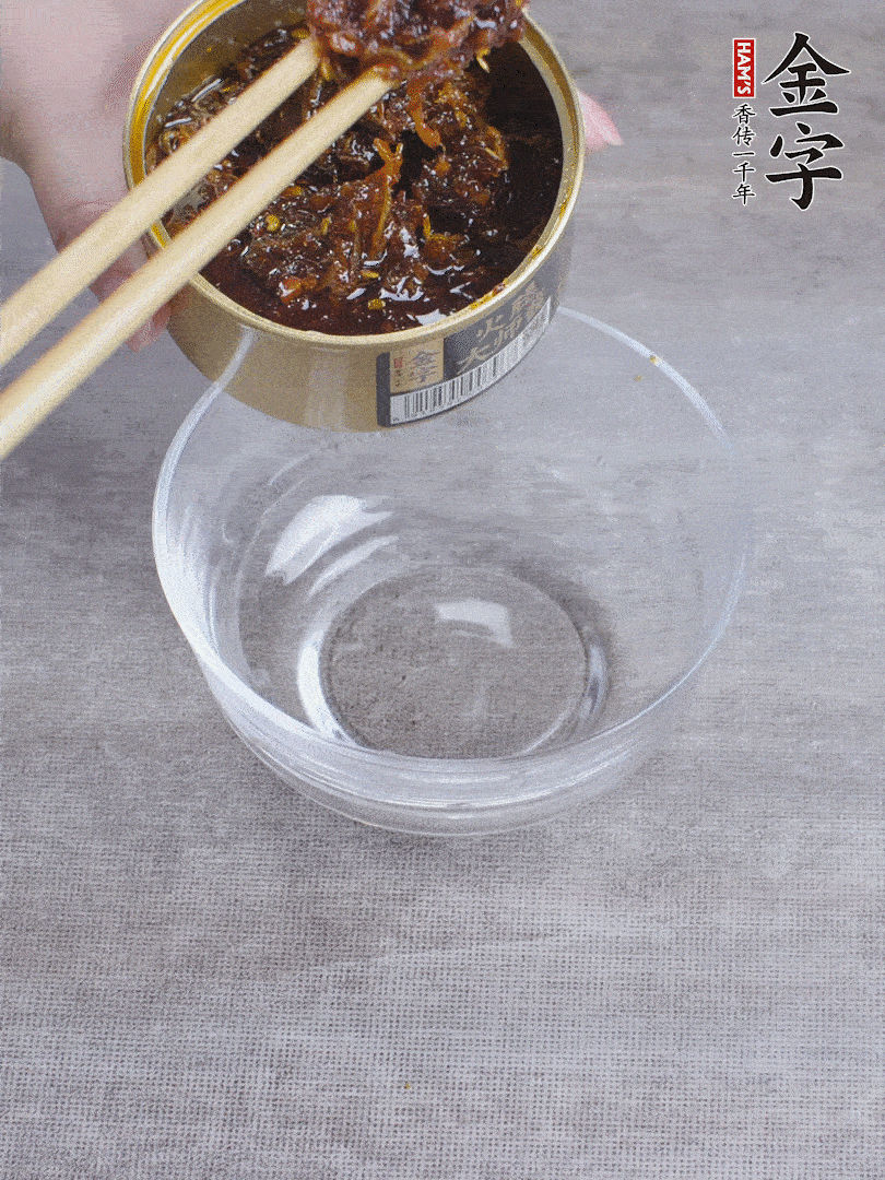 金字火腿大師醬2勺、醬油1勺、白砂糖1/2勺調勻。