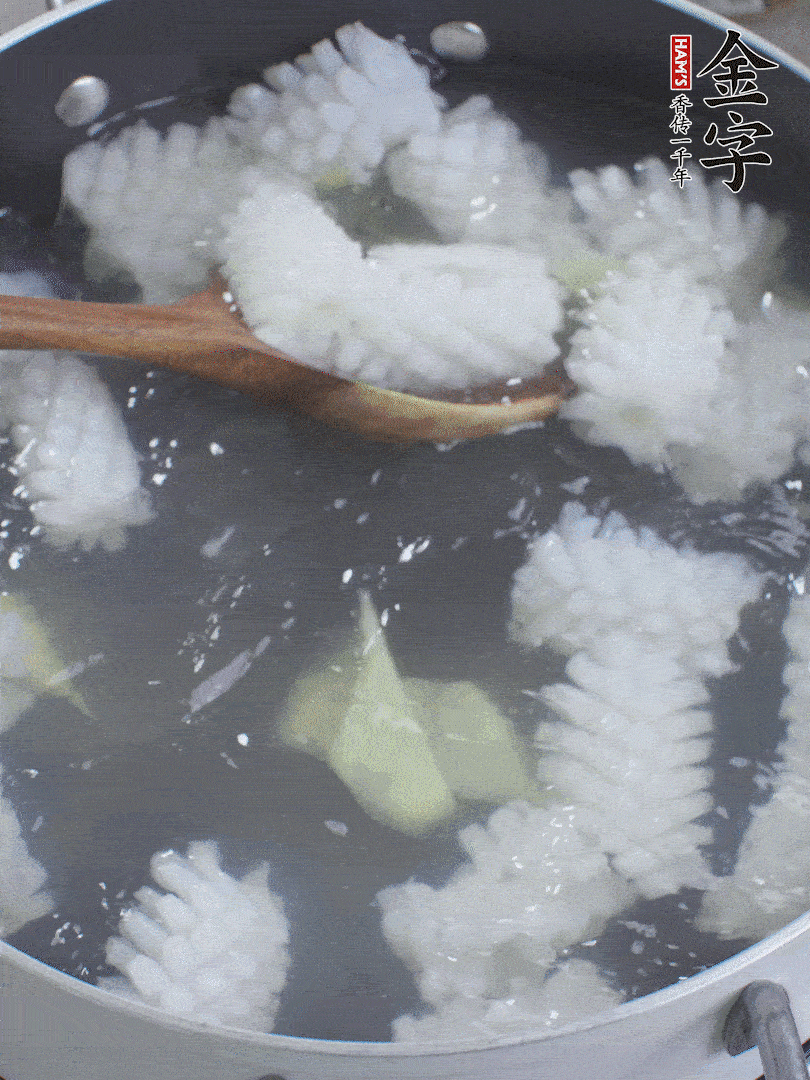 魷魚解凍后，加姜片、料酒汆燙30秒。
