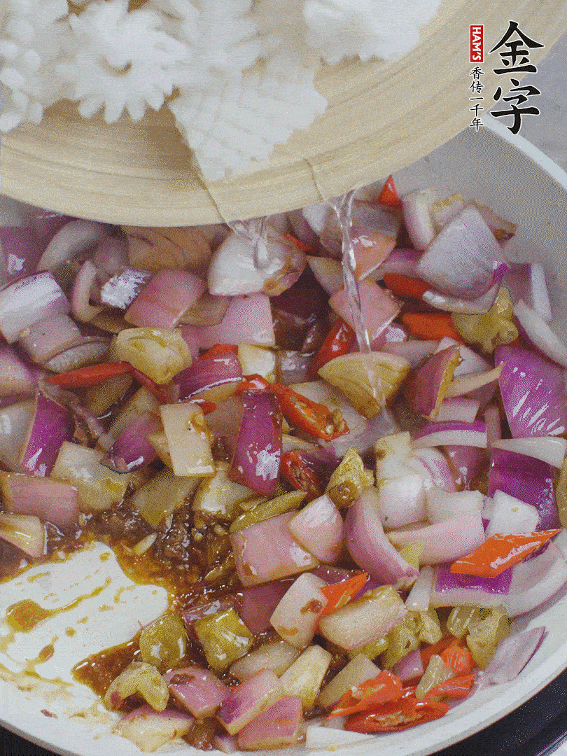 下魷魚花，2勺料酒炒勻。