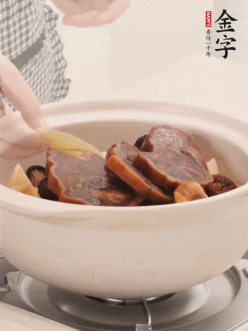 火腿、蓮藕、香菇放入砂鍋，加2片姜片，加水沒(méi)過(guò)1指。