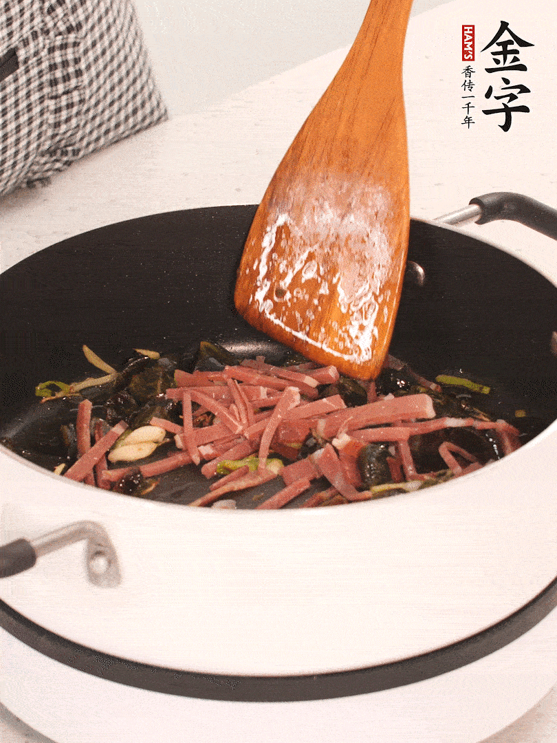 加入火腿煸炒一會(huì)，倒入開水燉煮15分鐘。
