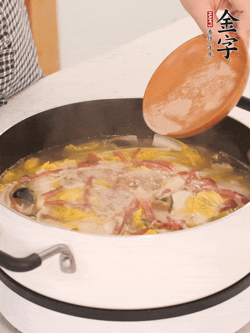 加適量的白胡椒調(diào)味。