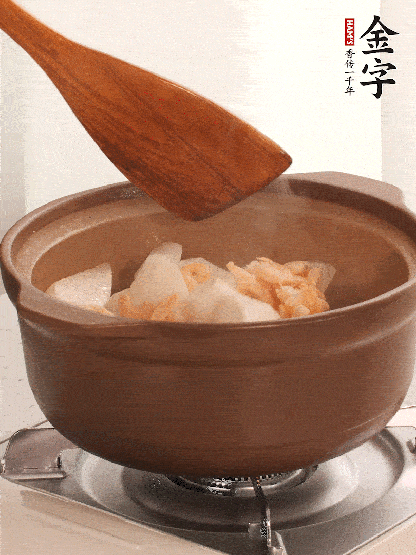放白蘿卜、海米煸炒1-2分鐘，白蘿卜一定要先炒過再燉湯，香味更足。