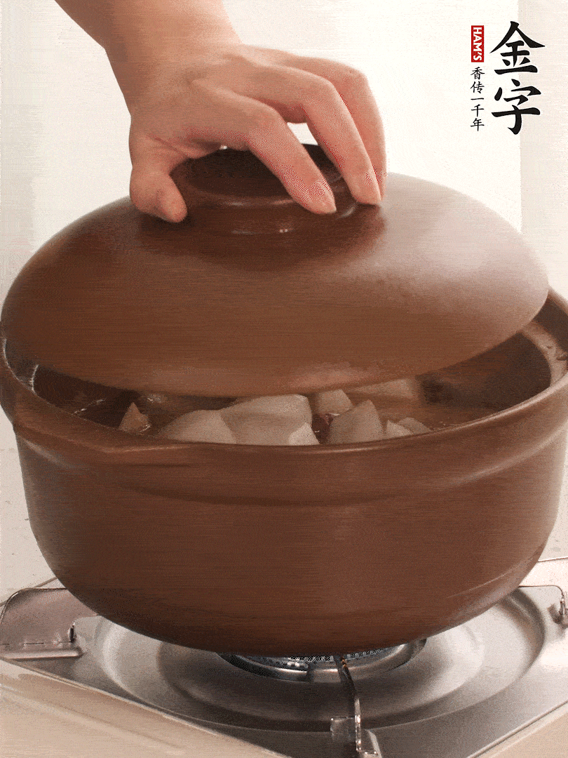 倒沒過食材的熱水，大火燒開。蓋上蓋子轉(zhuǎn)中小火，燉15-20分鐘。等蘿卜煮到喜歡的軟爛度就可以關(guān)火。