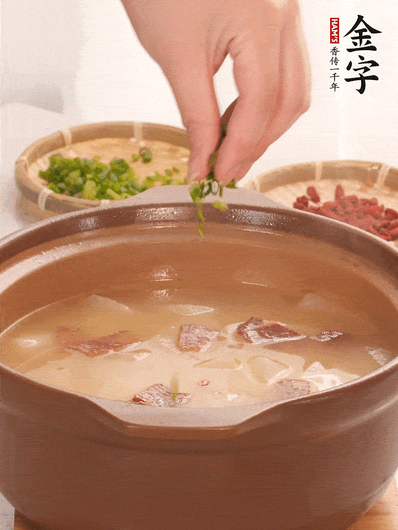最后點綴點小蔥花、枸杞，增色提味。