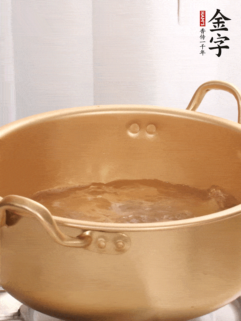 排骨加姜片、料酒，冷水下鍋焯水，撇去浮沫。