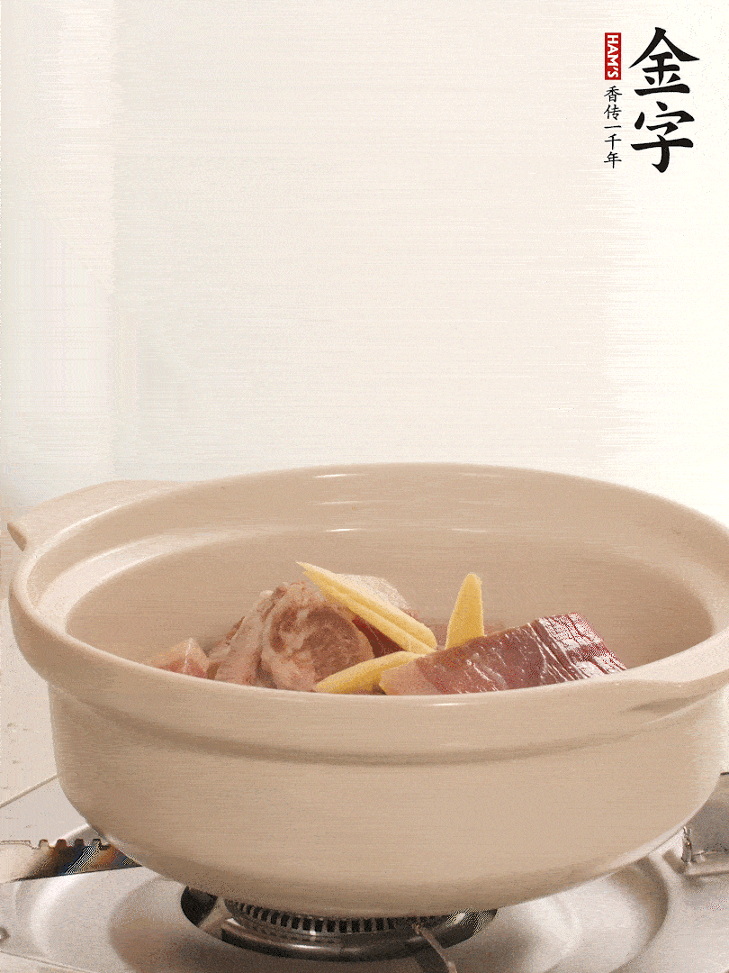 湯鍋放入排骨、火腿、姜，加適量水。煮開后轉(zhuǎn)小火燉40分鐘。