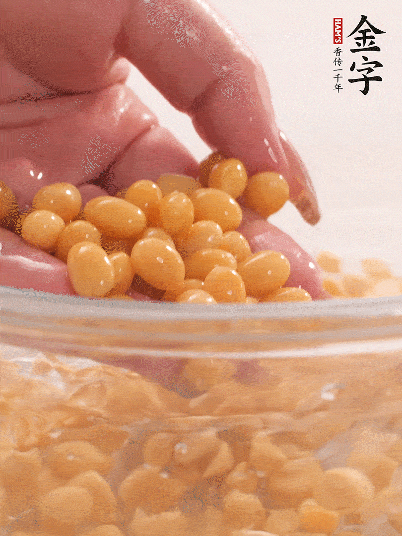 黃豆浸泡2小時，充分泡發(fā)，挑出干癟的不要。