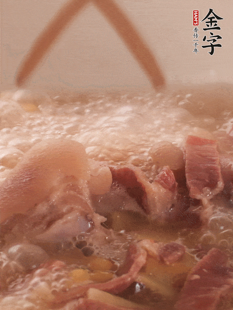 大火將水煮開后，蓋上鍋蓋，轉(zhuǎn)小火慢燉1個半小時。
