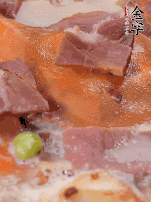 放適量料酒、清水煮到沸騰，再下蟹塊燜煮8分鐘。