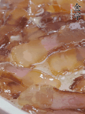 油5成熱，醬油肉煸香。