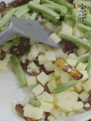 下蒜末、豆角、土豆塊翻炒。