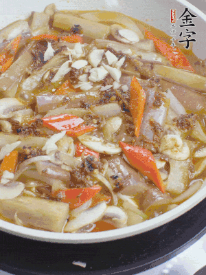 撒蒜末、香菜末。