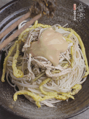 生抽1勺、醋1勺、芝麻醬1勺、金字火腿大師醬1勺。