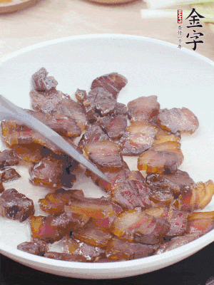 熱鍋少油，醬油肉煸出油脂，盛出。