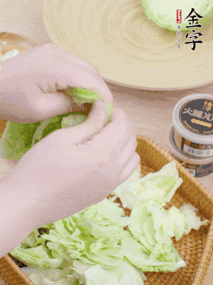 卷心菜掰成小片。
