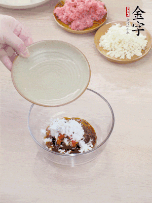 熱油起鍋，五花肉煸出油脂，表面微微發(fā)黃。