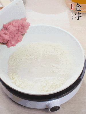 下火腿片、筍干均勻翻炒后，加2勺料酒、適量清水。