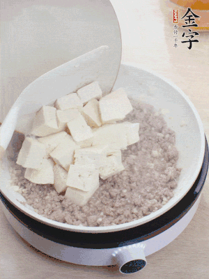 蓋蓋燉煮20分鐘后，加腐皮，撒一點枸杞。