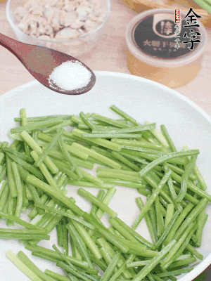 起鍋熱油，下韭菜苔炒至變色。加少許鹽。
