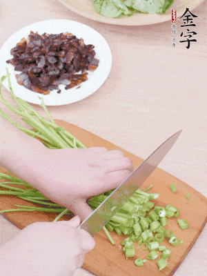 空心菜摘掉葉子，菜梗切成丁。