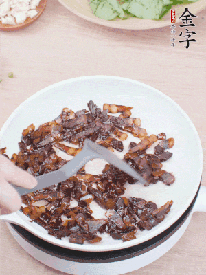 起鍋熱油，煸香醬油肉，撥拉到一邊。