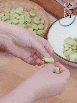 蠶豆剝殼，去掉豆衣，切碎。