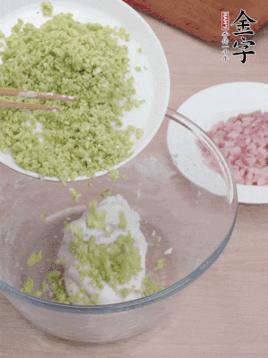 糯米粉邊揉邊加水，成團(tuán)后揉進(jìn)蠶豆、咸肉。