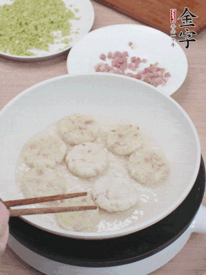 鍋中涼油，慢煎至兩面有脆殼。（油可以多一點(diǎn)）