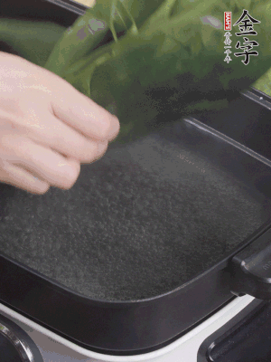 粽葉入沸水煮1分鐘，翻面再煮1分鐘，清洗干凈加水浸泡。