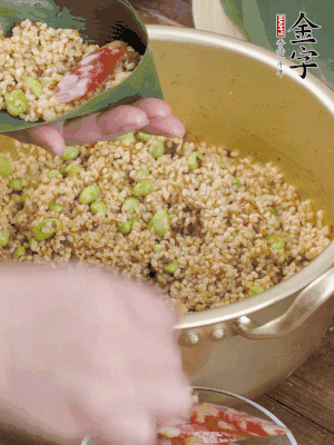 兩片粽葉1/2處葉尾相疊，中間卷成圓錐后裝入餡料。