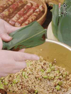 粽葉往下折，完全蓋住，兩側(cè)捏緊。