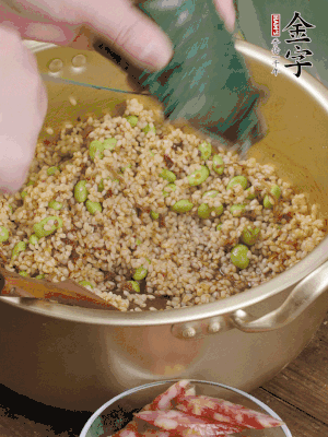 再附一張粽子，一齊向后折疊，線繩捆綁。