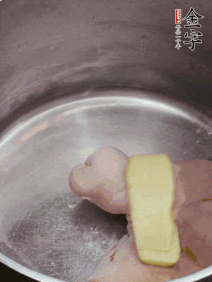 撈出洗凈后，加蔥姜、黃酒二遍焯水。