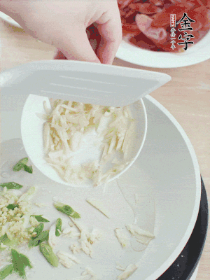 油4成熱，下蔥姜蒜、干辣椒、花椒煸出香味。