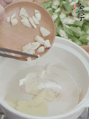 砂煲熱油，姜蒜、辣椒煸香。