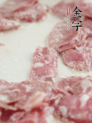 炒鍋熱油，下培根火腿煸炒。