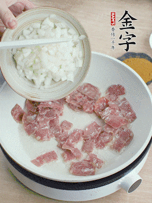 依次下洋蔥、紅菜椒、豌豆粒、玉米粒翻炒均勻。