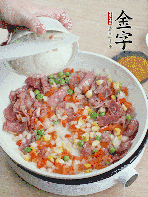 放米飯炒至顆粒分明。